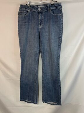 Chicos Platinum medium wash straight leg jeans. Cute pockets and  nice style!